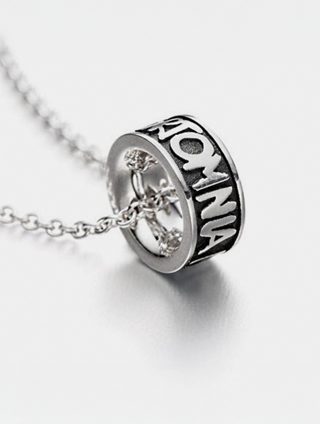 Omina Relief klein mit Silbercollier