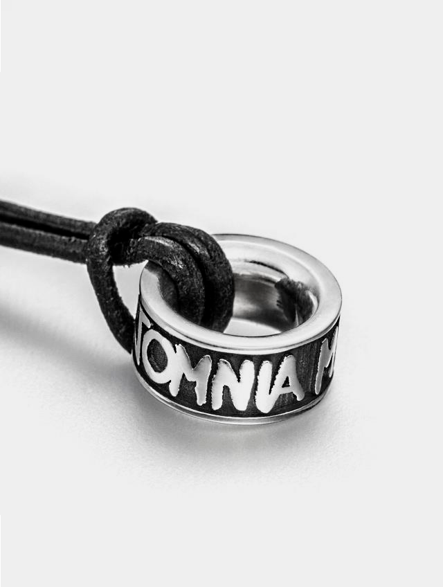 Omnia Relief klein mit Ledercollier