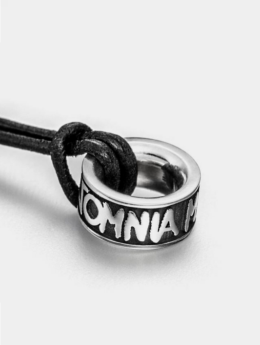 Omnia Relief klein mit Ledercollier